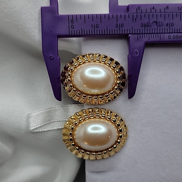 Vintage Faux Pearl Gold tone Monet Clip on earrings - Picture 10 of 16